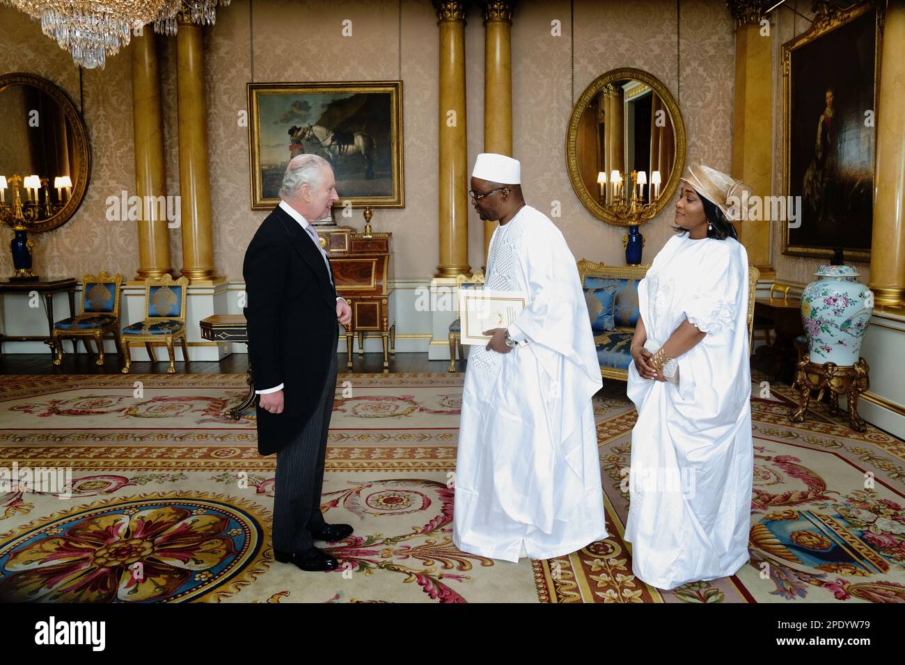 Le roi Charles III reçoit l'ambassadeur de la République de Guinée, Aly Diallo, lors d'une audience au Palais de Buckingham, Londres. Date de la photo: Mercredi 15 mars 2023. Banque D'Images
