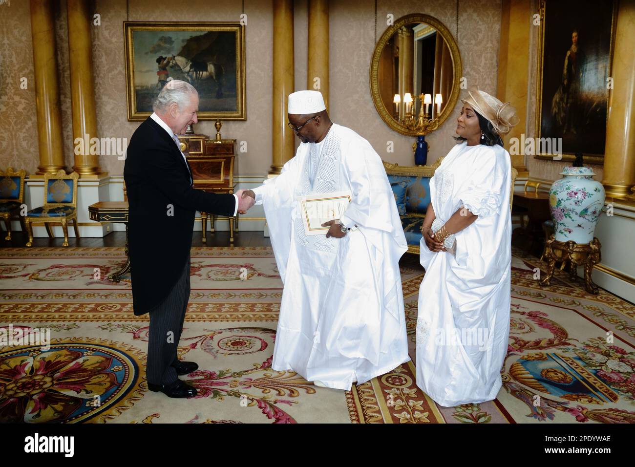 Le roi Charles III reçoit l'ambassadeur de la République de Guinée, Aly Diallo, lors d'une audience au Palais de Buckingham, Londres. Date de la photo: Mercredi 15 mars 2023. Banque D'Images
