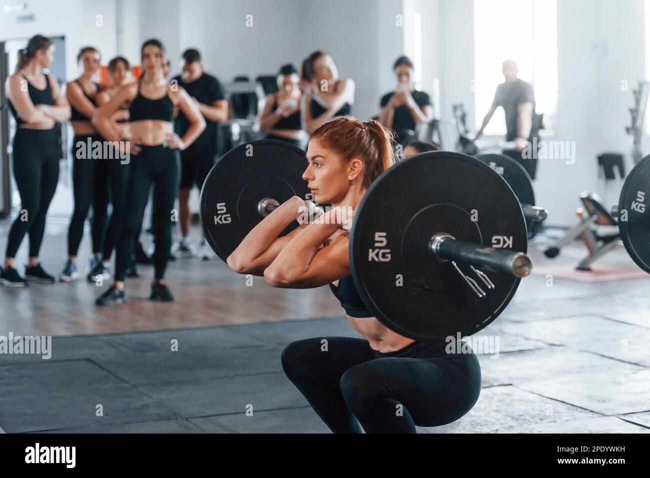 L'homme d'entraînement Crossfit avec barbell Photo Stock - Alamy