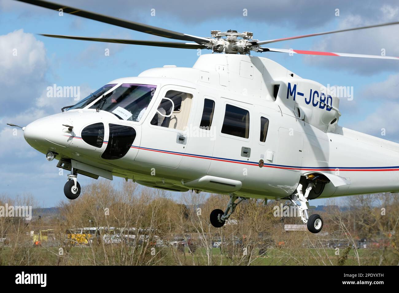 Hélicoptère de luxe S-76C Sikorsky exploité par JCB avec enregistrement M-JCBD vu à Cheltenham Festival racecourse Helipad Mars 2023 Banque D'Images