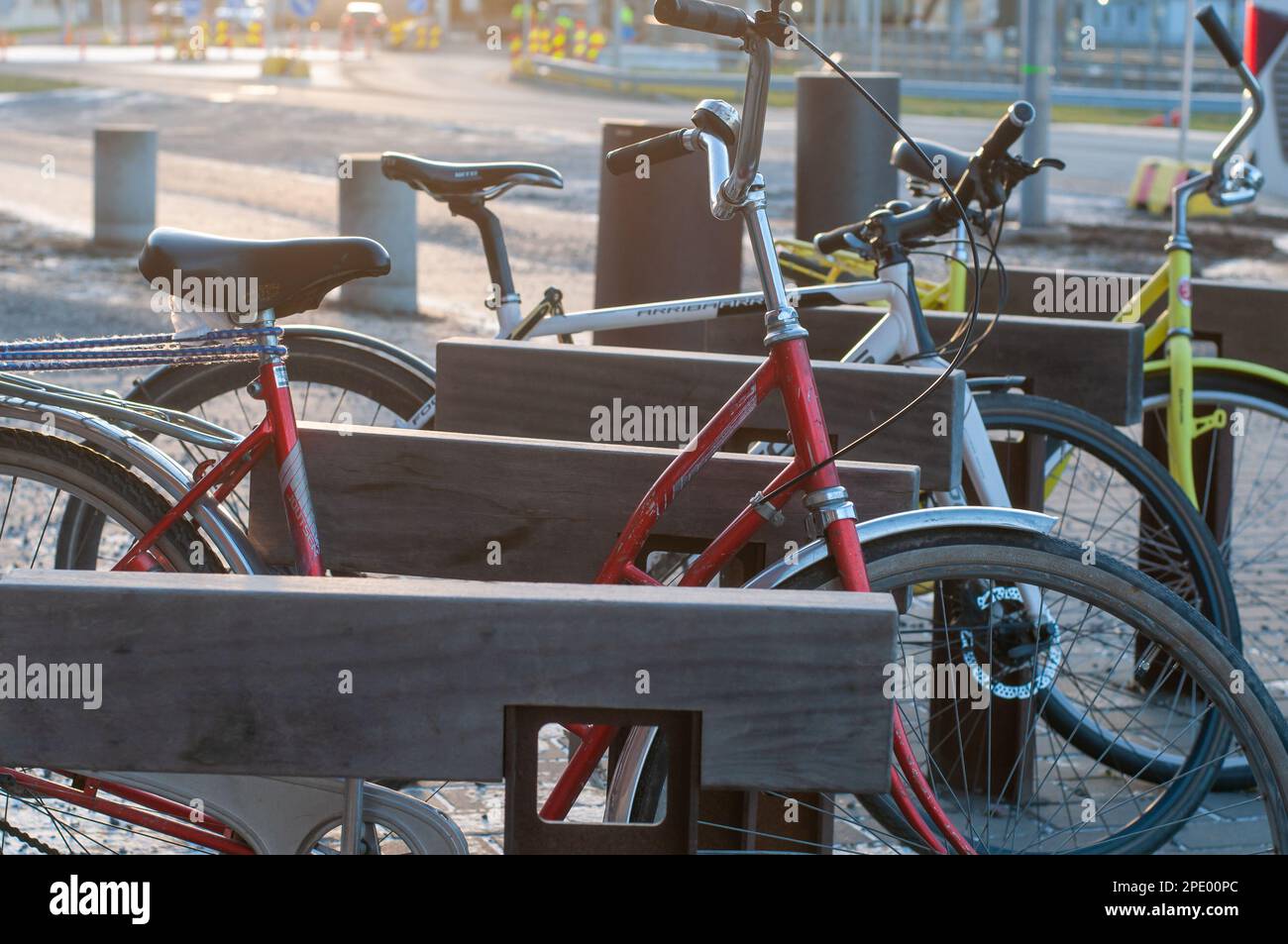 Le porte-vélo à poutres en bois est un support de vélo au design contemporain. Gros plan. Banque D'Images