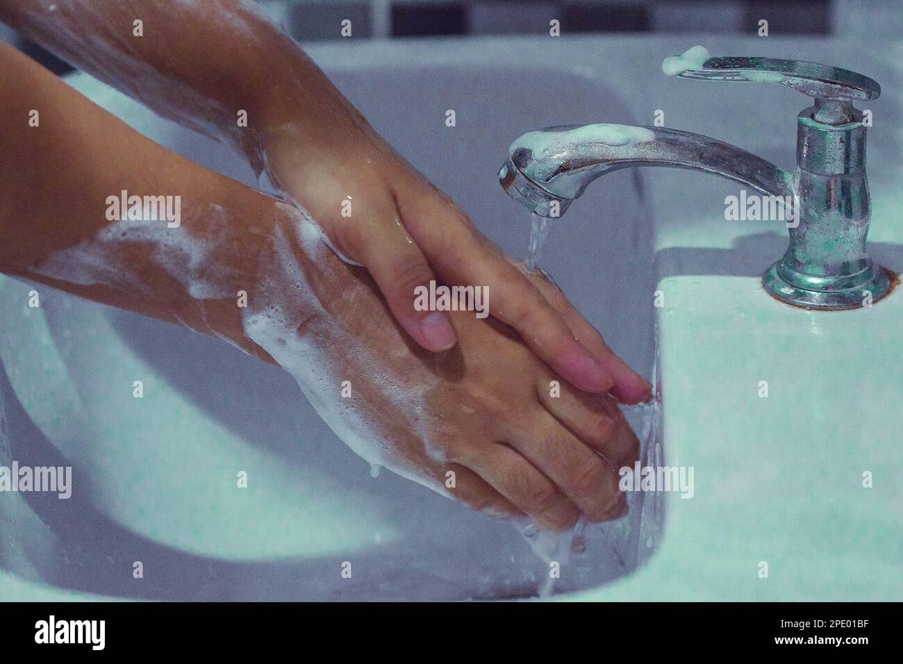 Lavez-vous les mains avec du savon pour prévenir le covid 19, lavez-vous les mains pour prévenir les épidémies. Banque D'Images