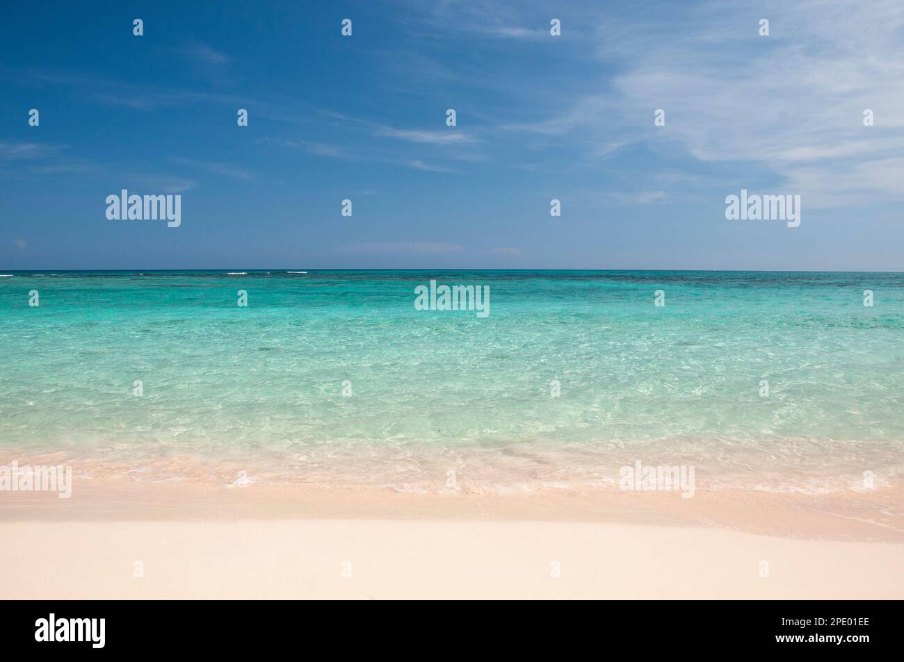 Image d'arrière-plan d'une plage déserte avec sable blanc et mer cristalline contre le ciel bleu. Concept d'évasion du stress quotidien, des vacances et du rel Banque D'Images