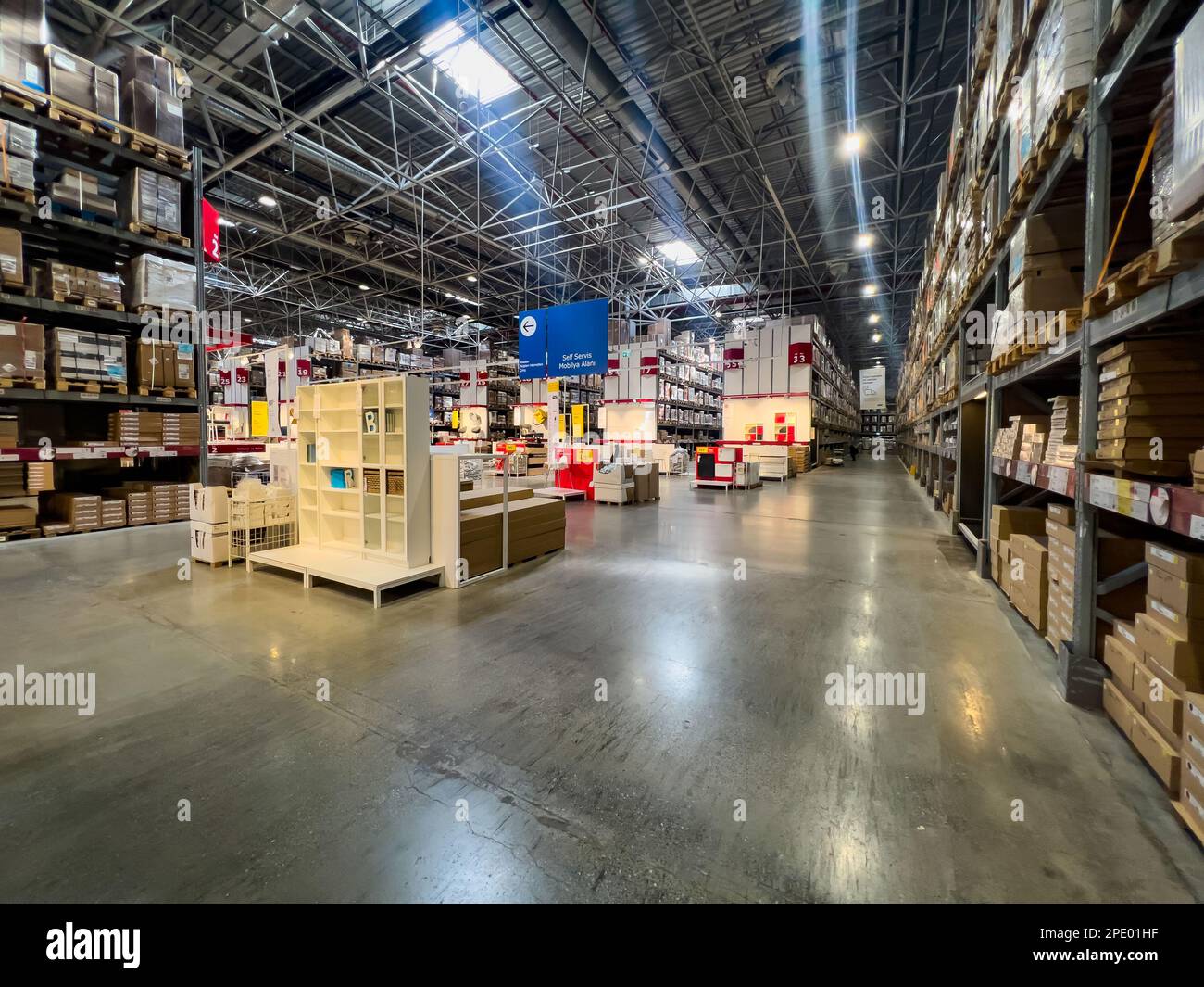 Istambulandinde - 01.18.2023; Ikea Istanbul à l'intérieur, rayonnages de palettes dans une allée de l'entrepôt Ikea. Dans les étagères hautes, de longues lignes de produits sont stockées Banque D'Images Istambulandinde - 01.18.2023; Ikea Istanbul à l'intérieur, rayonnages de palettes dans une allée de l'entrepôt Ikea. Dans les étagères hautes, de longues lignes de produits sont stockées Banque D'Images