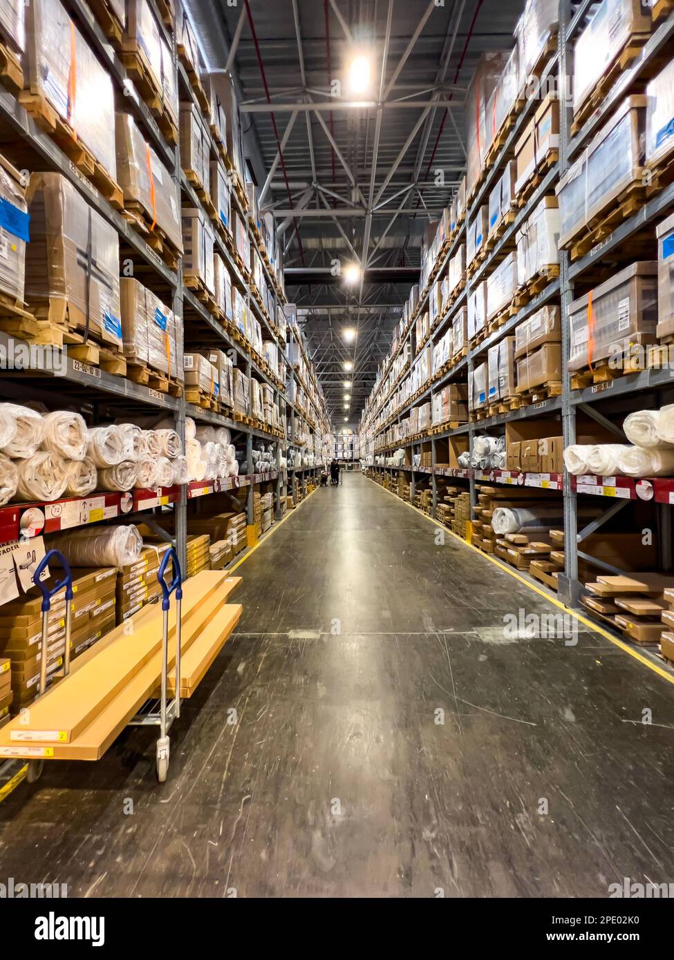 Istambuldinde - 01.18.2023; à l'intérieur, des casiers à palettes dans une allée de l'entrepôt d'Ikea. Dans les étagères hautes, de longues lignes de produits sont stockées pour être expédiées. Banque D'Images