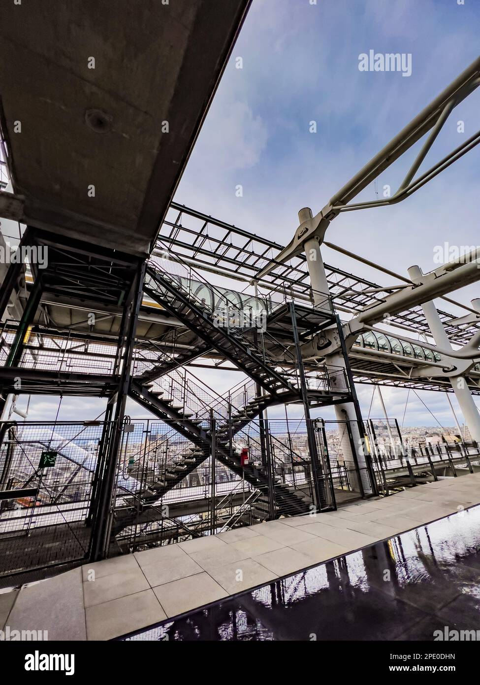 Paris France - 04.06.2022 : partie des marches de la terrasse en plein air au sommet du musée d'art contemporain, le Centre Pompidou.concept de destination Voyage Banque D'Images