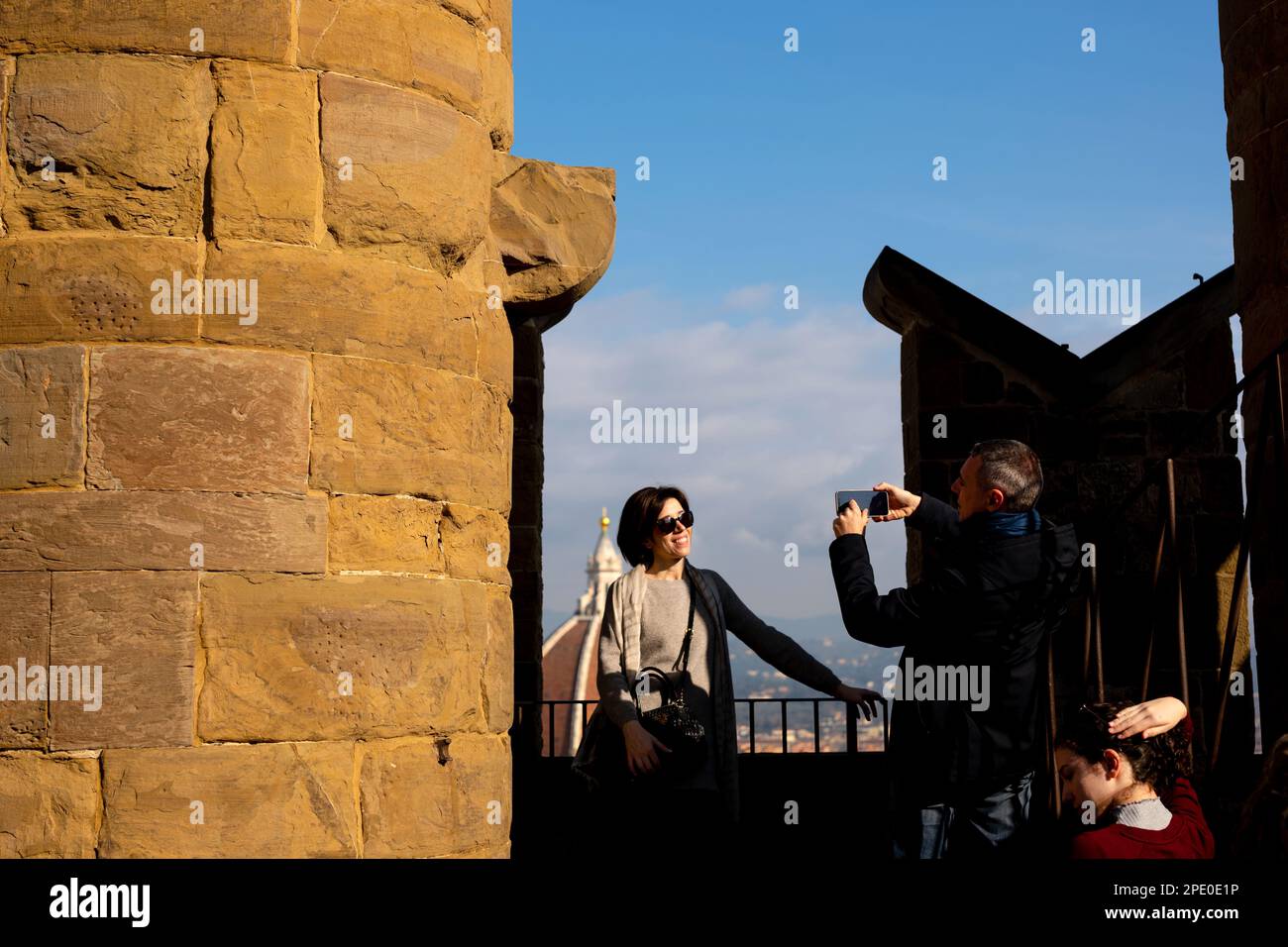 Les touristes au sommet de la tour du Plazzo Vecchio prennent des photos avec le Duomo en arrière-plan à Florence Italie Banque D'Images