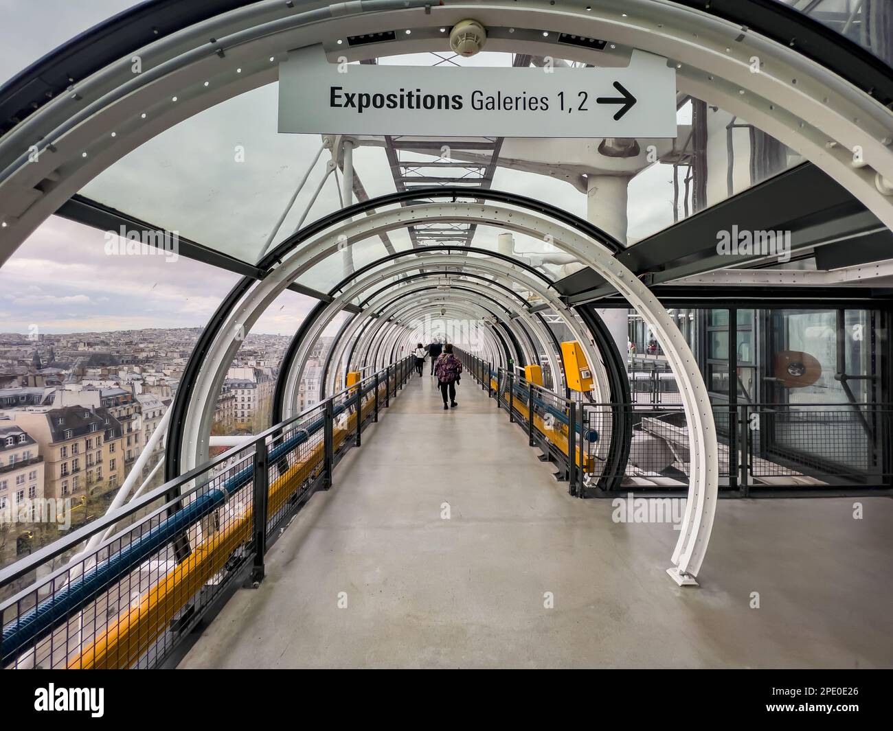 Paris France - 04.06.2022 : vue à l'intérieur du tunnel de verre construit à l'extérieur du musée d'art contemporain au centre Pompidou.concept de destination de voyage Banque D'Images