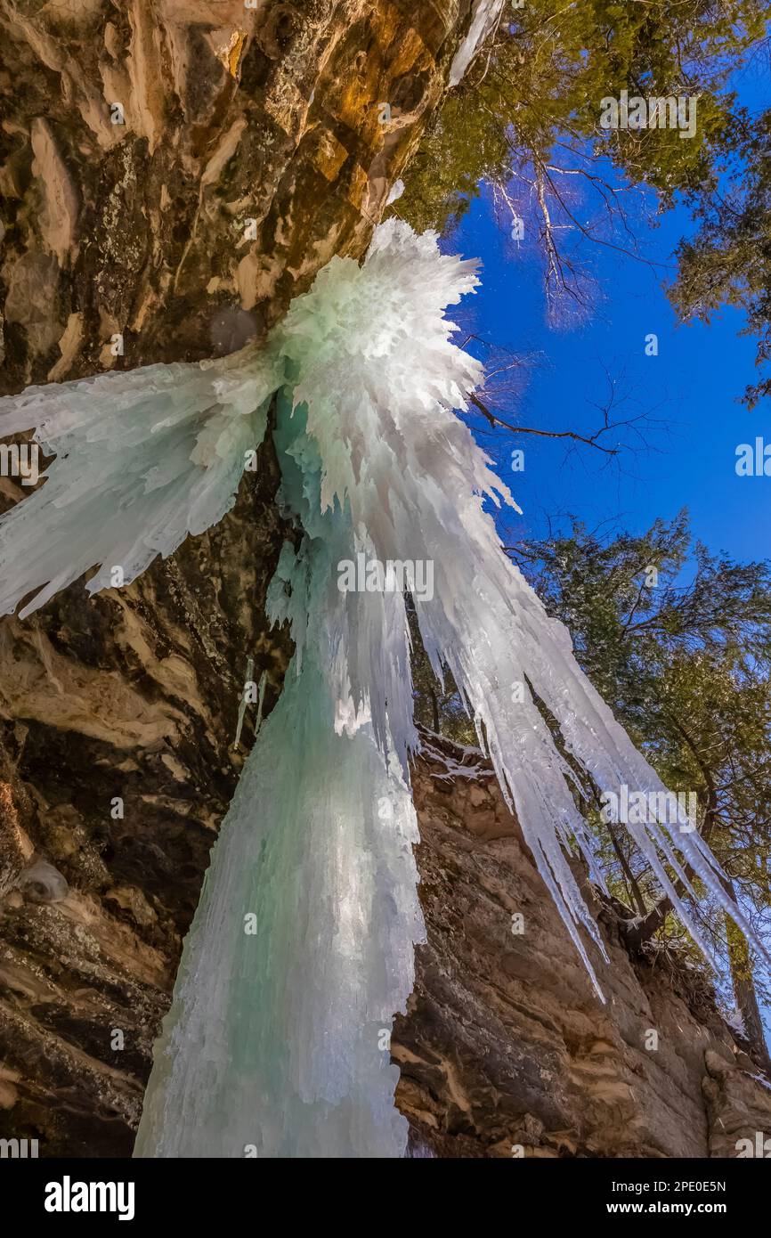 Formation de glace d'amphithéâtre utilisée par les grimpeurs de glace dans Pictured Rocks National Lakeshore près de Munising, Upper Peninsula, Michigan, États-Unis Banque D'Images