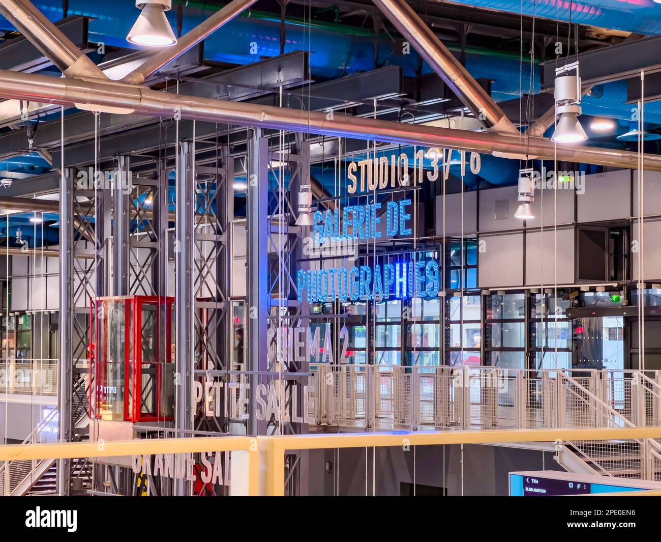 Architecture à l'intérieur du centre Pompidou. Paris, France, 04.06.2022: Partie de la lumière néon de la Galerie de Photographies texte à l'intérieur Banque D'Images