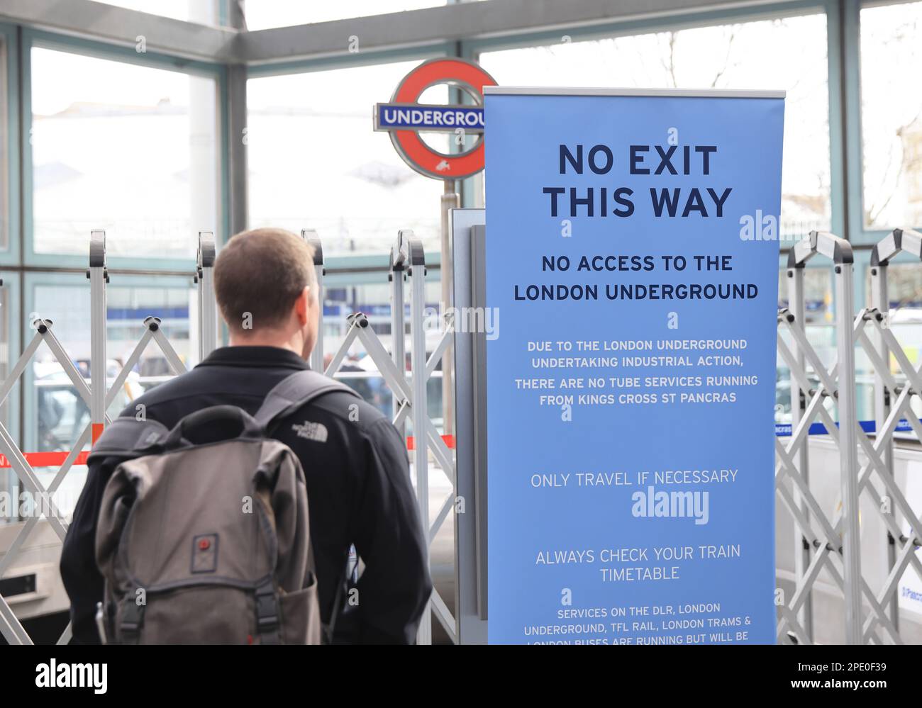 Londres, Royaume-Uni, 15th mars 2023. Londres est paralysée alors que les travailleurs du métro TFL marchent sur une grève de 24 heures. Des panneaux indiquant la fermeture de la gare ont accueilli les passagers. Crédit : Monica Wells/Alay Live News Banque D'Images