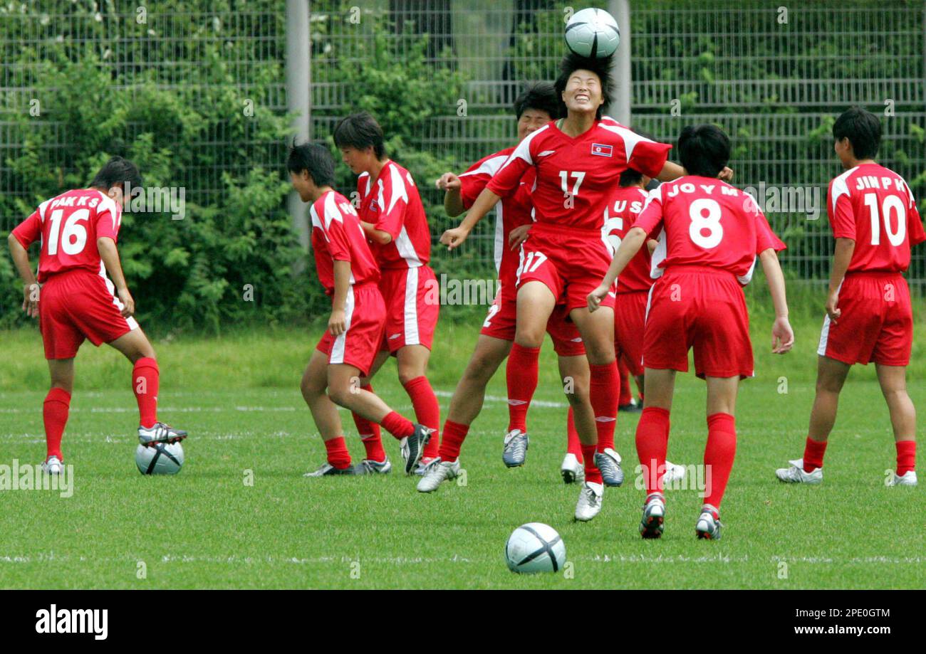 North Korean female soccer players practice at World Cup stadium in Seoul, Wednesday, July 27, 2005. North Korean male and female national football teams arrived in South Korea on Tuesday to attend an international soccer competition hosted by the East Asian Football Federation to be held in South Korea. (AP Photo/Ahn Young-joon). Banque D'Images