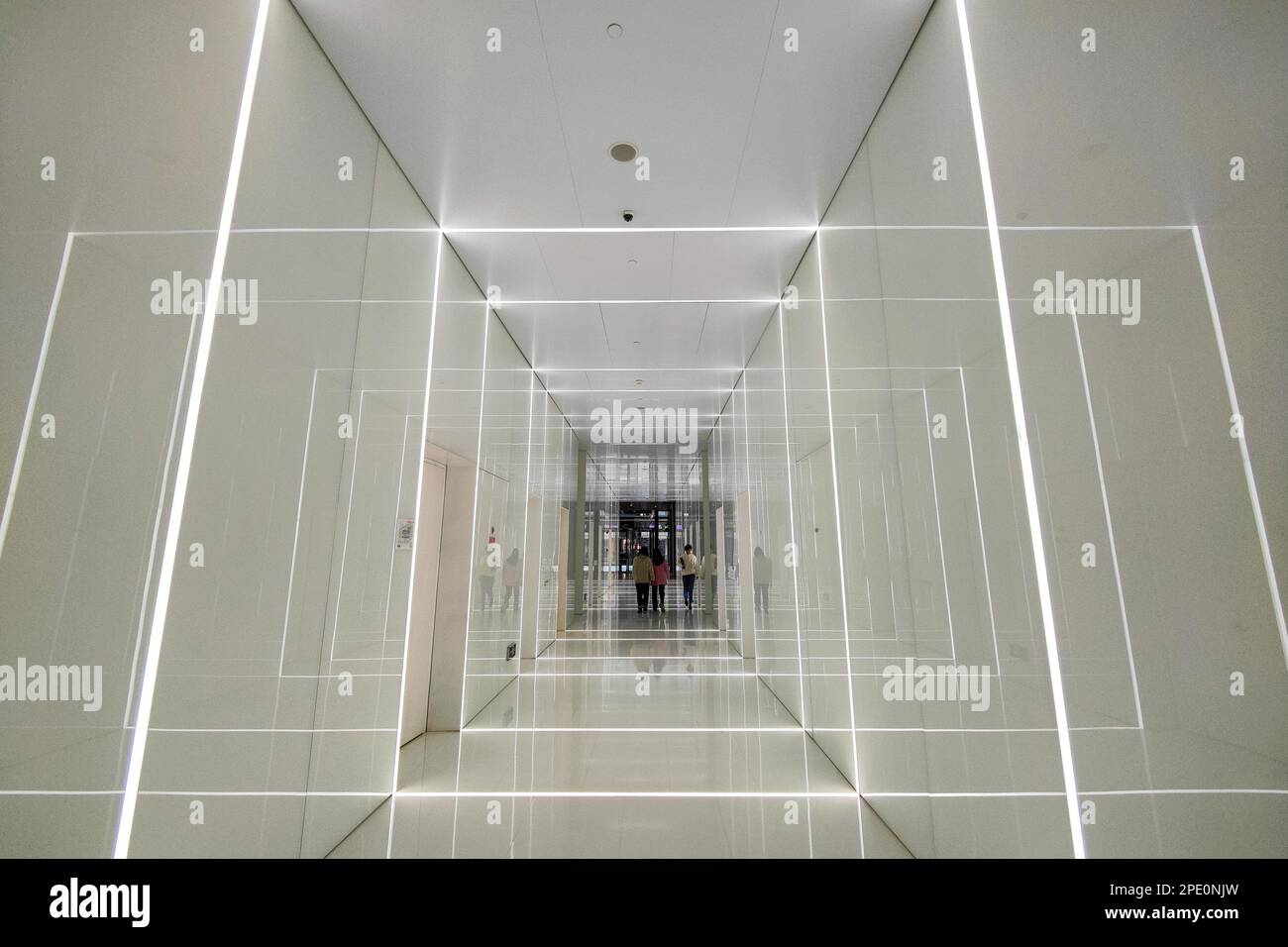 SHANGHAI, CHINE - 15 MARS 2023 - un ascenseur dans un immeuble de bureaux de Shanghai, en Chine, ressemble à une déformation de temps dans un film de science-fiction, mars Banque D'Images