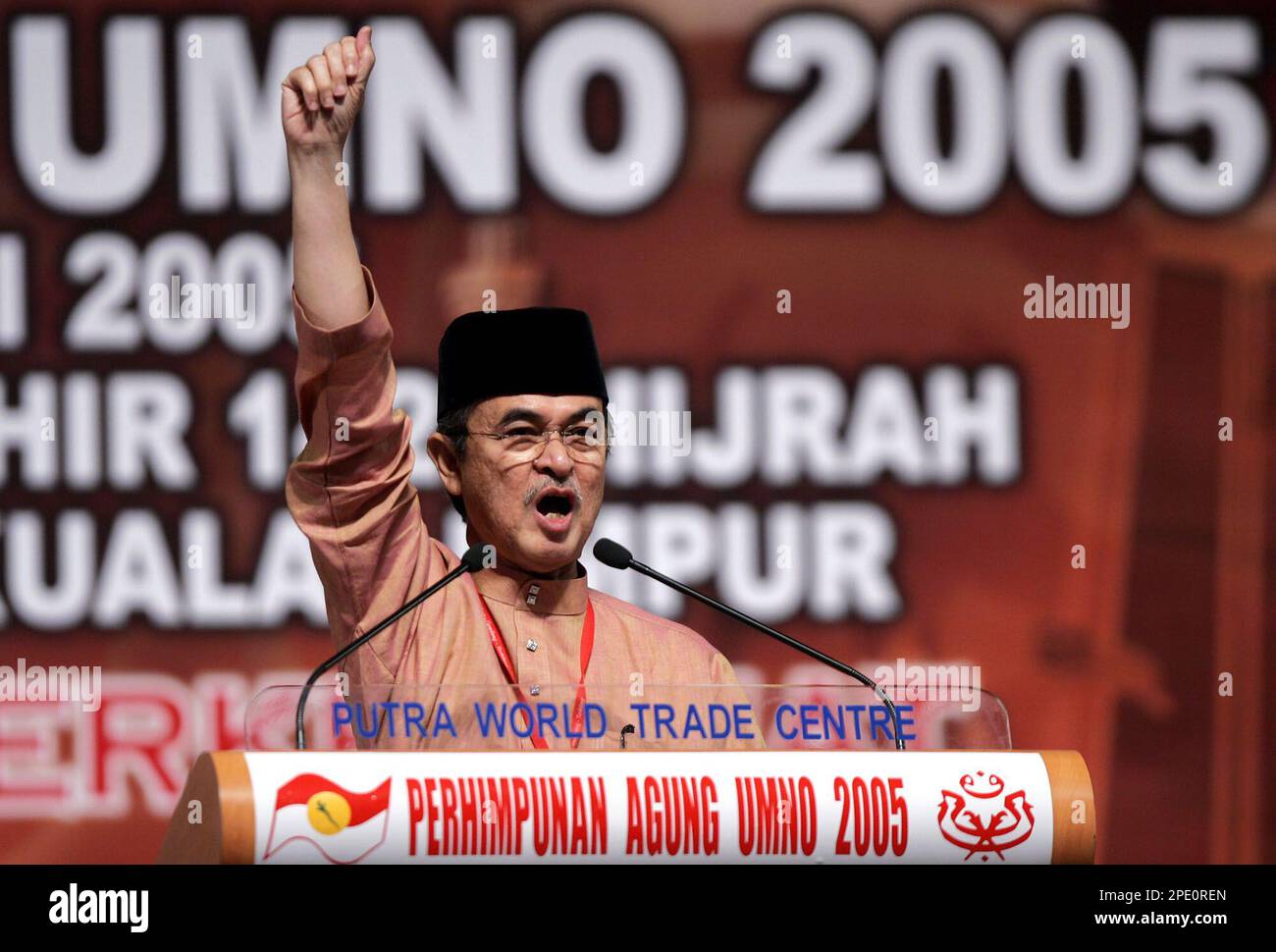 Malaysia's Prime Minister Abdullah Ahmad Badawi chants slogans after his opening speech at the general assembly during United Malays National Organization (UMNO) 59th party congress in Kuala Lumpur, Malaysia, Thursday July 21, 2005. (AP Photo/Andy Wong) Banque D'Images