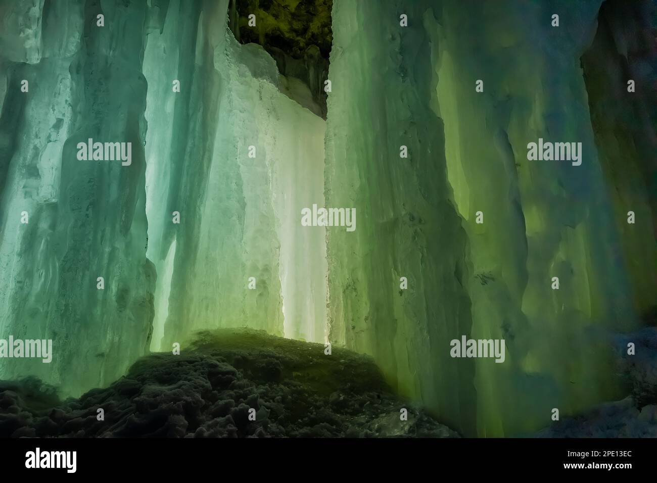Formation de glace de rideaux illuminée la nuit dans Pictured Rocks National Lakeshore près de Munising, Upper Peninsula, Michigan, États-Unis Banque D'Images