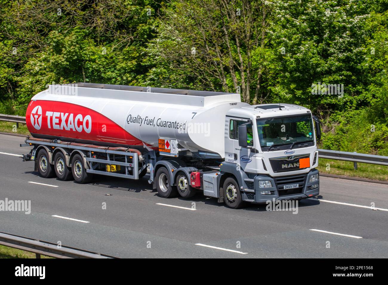 2019 rouge blanc MAN TGS (My2018) 12419cc Diesel Texaco fuel Tanker, Quality Fuel Guaranteed, livraison sur l'autoroute M61 Royaume-Uni Banque D'Images