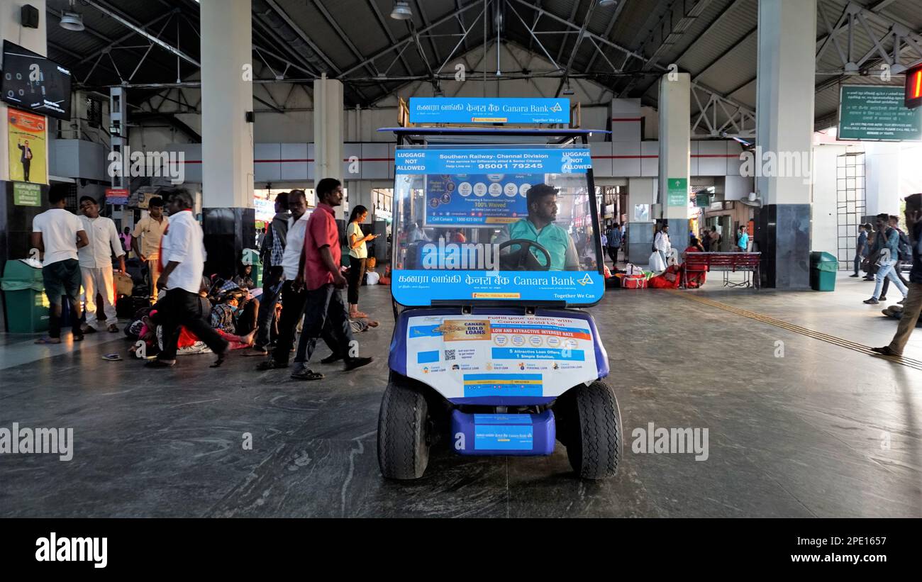 Chennai,Tamilnadu,Inde-29 décembre 2022:voiture électrique parrainée par la banque Canara partie de la RSE ou responsabilité sociale de l'entreprise pour le transport de passagers Banque D'Images