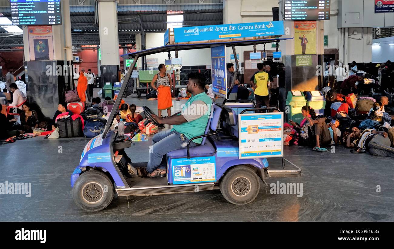 Chennai,Tamilnadu,Inde-29 décembre 2022:voiture électrique parrainée par la banque Canara partie de la RSE ou responsabilité sociale de l'entreprise pour le transport de passagers Banque D'Images