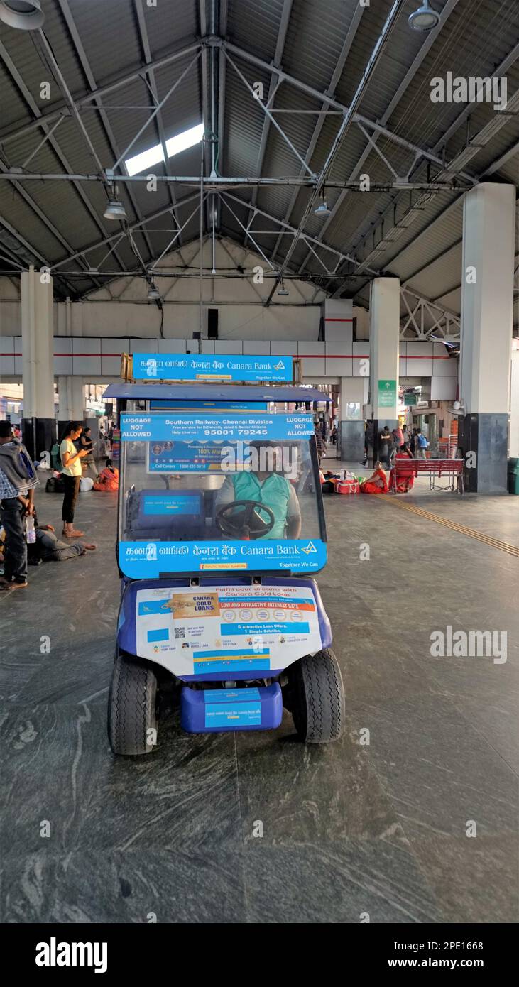 Chennai,Tamilnadu,Inde-29 décembre 2022:voiture électrique parrainée par la banque Canara partie de la RSE ou responsabilité sociale de l'entreprise pour le transport de passagers Banque D'Images
