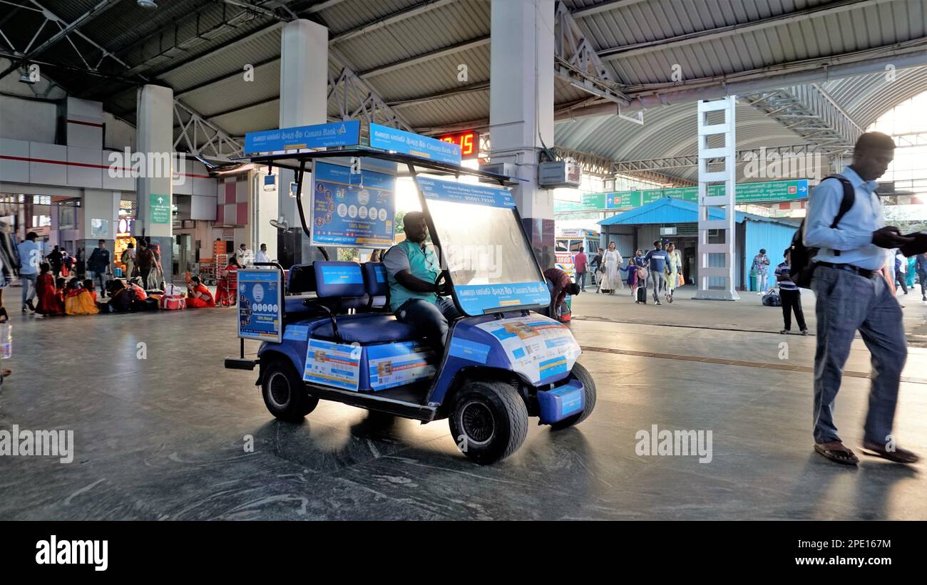 Chennai,Tamilnadu,Inde-29 décembre 2022:voiture électrique parrainée par la banque Canara partie de la RSE ou responsabilité sociale de l'entreprise pour le transport de passagers Banque D'Images