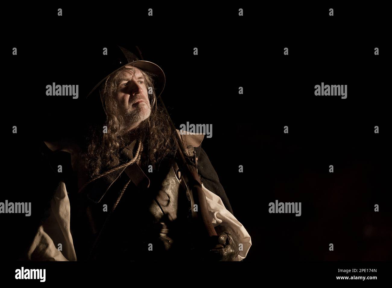 Portrait conceptuel de l'infantryman anglais de la guerre civile en attente des ordres dans la nuit Banque D'Images