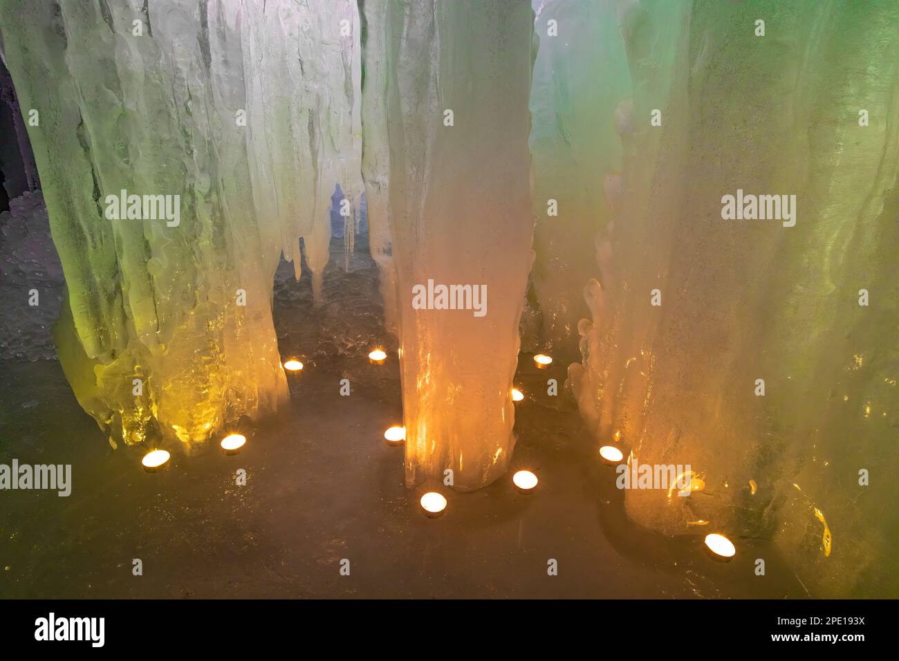 Formation de glace de rideaux illuminée la nuit dans Pictured Rocks National Lakeshore près de Munising, Upper Peninsula, Michigan, États-Unis Banque D'Images