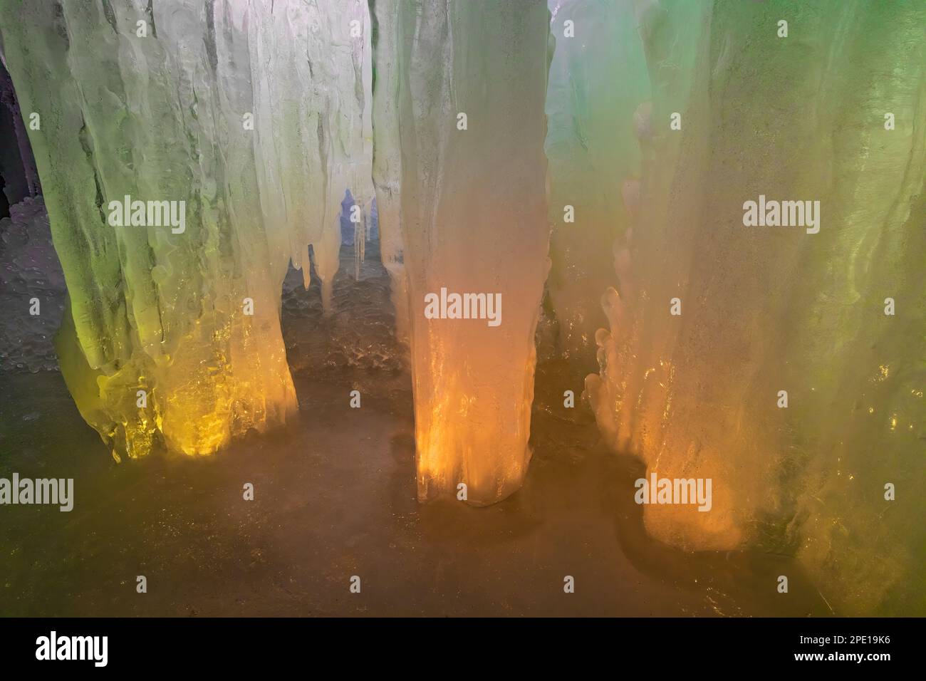 Formation de glace de rideaux illuminée la nuit dans Pictured Rocks National Lakeshore près de Munising, Upper Peninsula, Michigan, États-Unis Banque D'Images