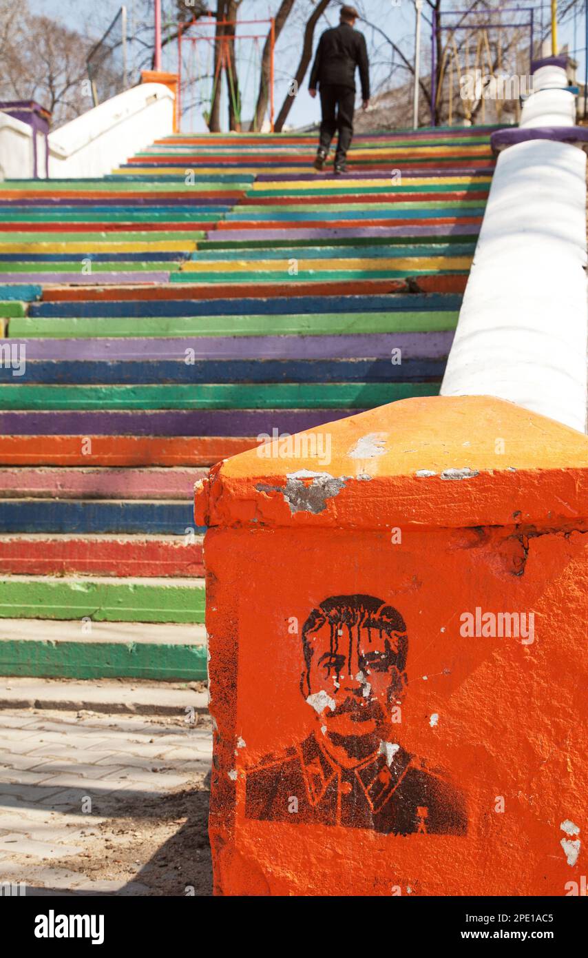 Khabarovsk, Russie - 18 avril 2014 : ancien dirigeant de l'URSS Joseph Staline, portrait du graffiti. Escaliers colorés dans un parc Banque D'Images