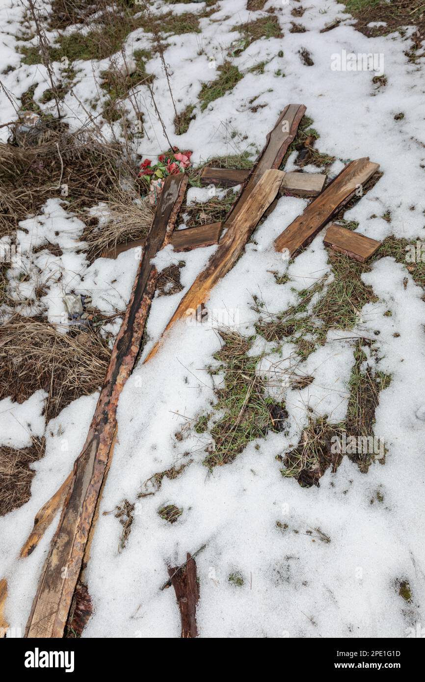 Des croix de tombes peuvent être vues empilées dans la neige Banque D'Images