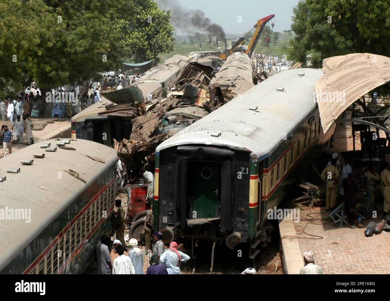 View of passengers trains accident, Wednesday, July 13, 2005 at Ghotki, some 600 kilometers (370 miles) northeast of Karachi, Pakistan. Three trains crashed in a deadly chain-reaction after a train driver misread a signal in southern Pakistan early Wednesday, killing at least 118 people and injuring hundreds more in the country's worst crash in more than a decade, police and railway officials said. (AP Photo/Shakil Adil) Banque D'Images