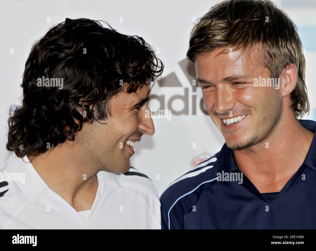 Real Madrid's Raul Gonzlaez, left and David Beckham of England share a light moment during the team's shirt presentation for the 2005-2006 season at the Bernabeu stadium in Madrid Wednesday July 13, 2005. (AP Photo/EFE, Juanjo Martin) ** LATIN AMERICA, CARIBBEAN AND SPAIN OUT ** Banque D'Images