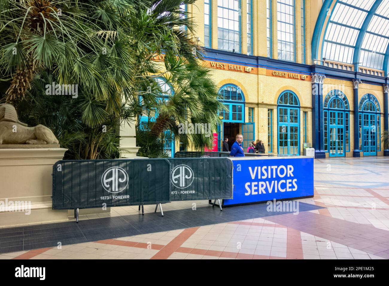 Alexandra Palace, Haringey, Londres, intérieur de Palm court montrant le bureau des services aux visiteurs Banque D'Images