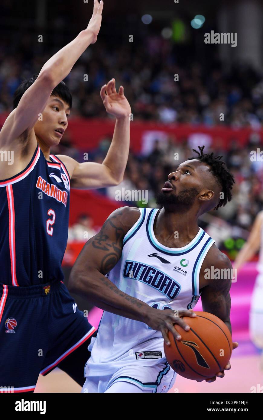 Qingdao, province chinoise de Shandong. 15th mars 2023. Eugene German (R) de Qingdao Eagles participe au match rond de 35th entre Qingdao Eagles et Guangdong Southern Tigers à la saison 2022-2023 de la ligue de l'Association chinoise de basket-ball (CBA) à Qingdao, dans la province de Shandong, en Chine orientale, au 15 mars 2023. Credit: Li Ziheng/Xinhua/Alay Live News Banque D'Images