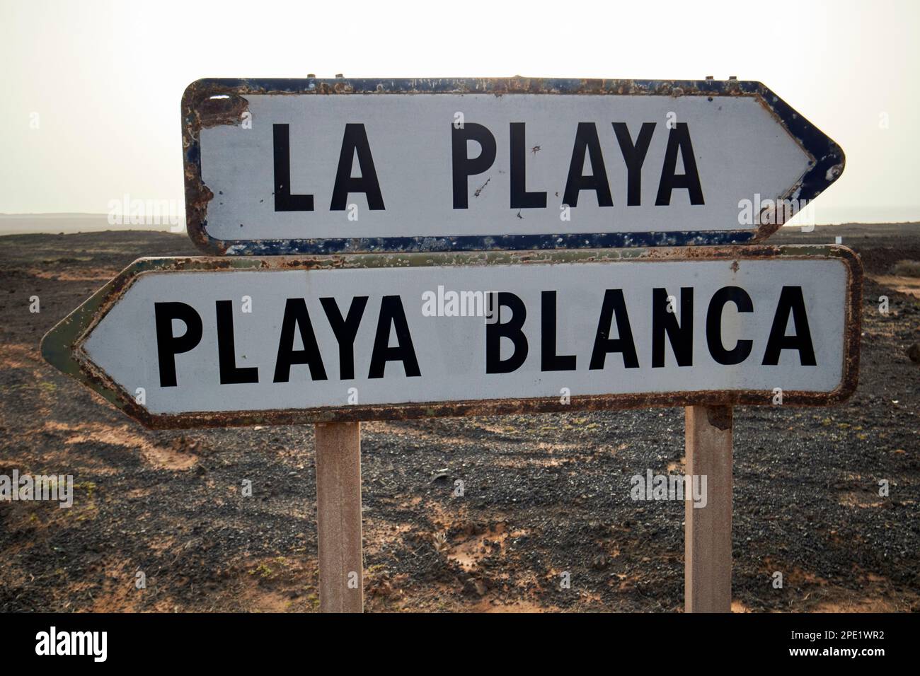 Vieux panneaux routiers sur la route arrière avec des indications pour playa planca et la playa la plage Lanzarote, îles Canaries, Espagne Banque D'Images