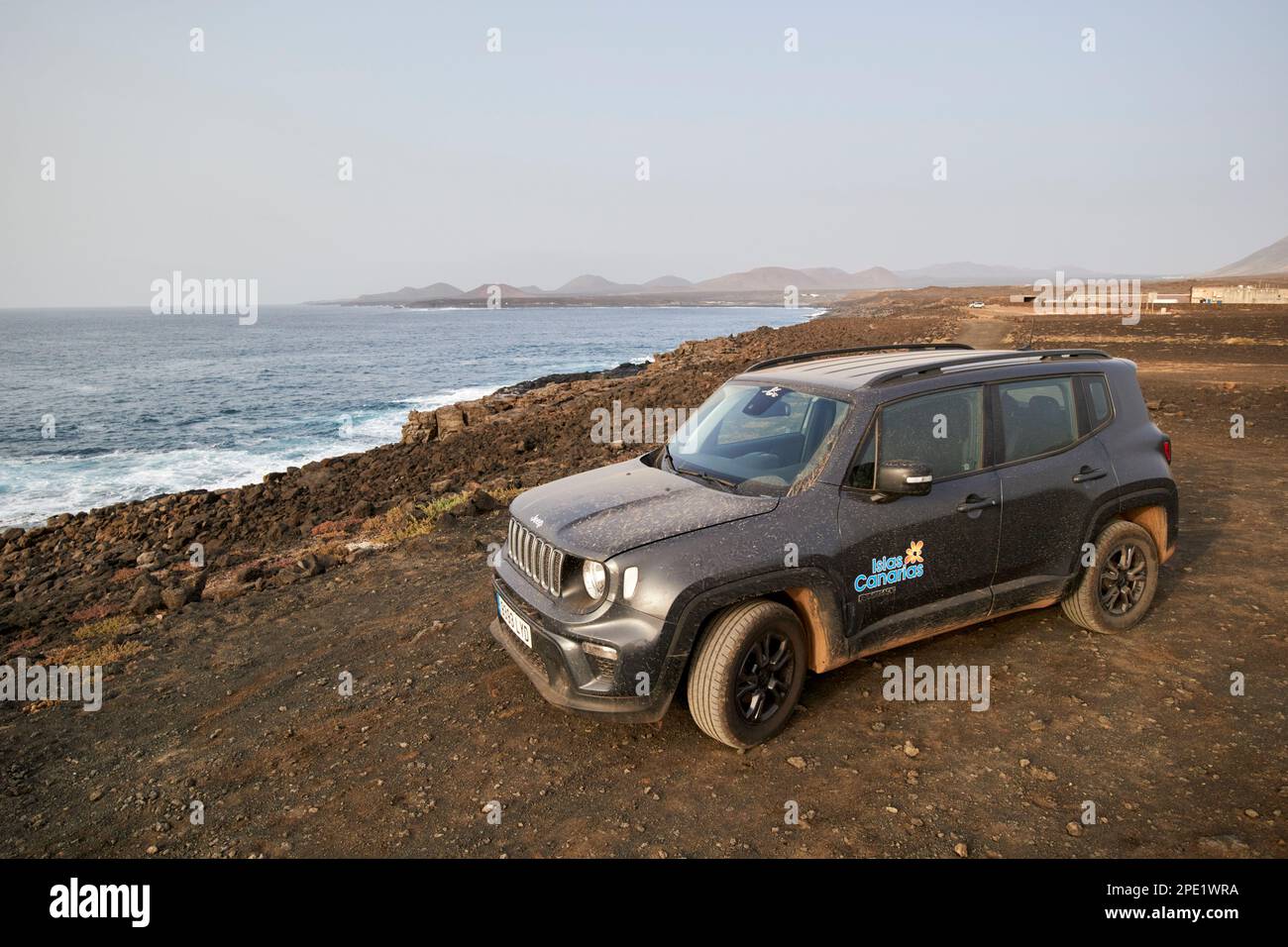 Hors route jeep renegade voiture de location garée sur les falaises de mer près de janubio Lanzarote, îles Canaries, Espagne Banque D'Images