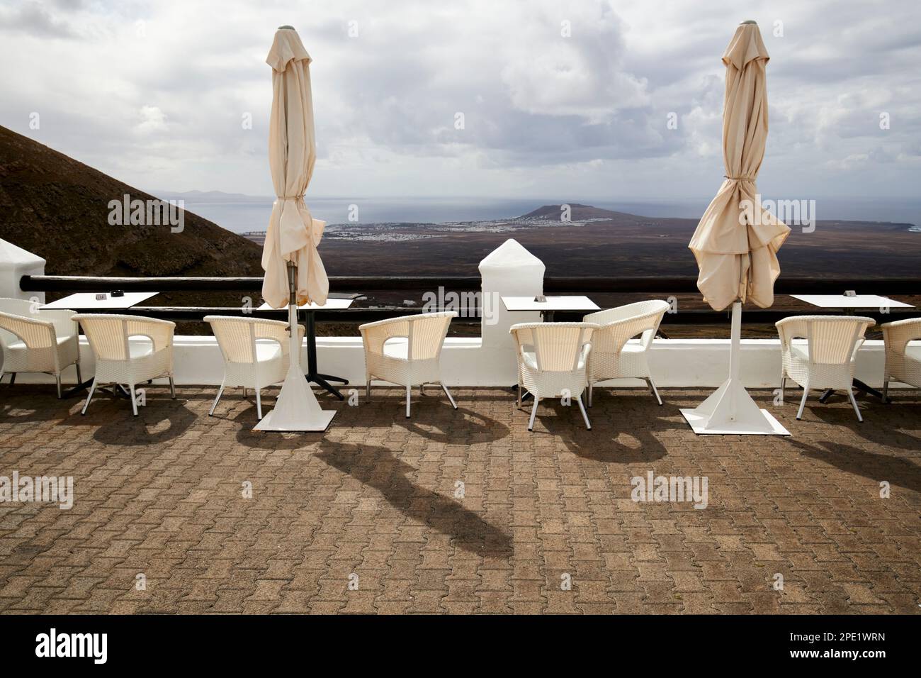 la terrasse du restaurant balcon de femes donne à l'ouest vers playa blanca Lanzarote, îles Canaries, Espagne Banque D'Images
