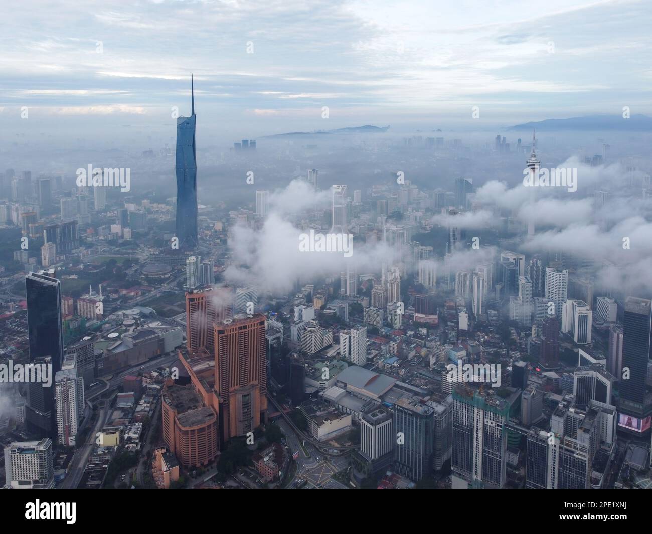 Bukit Bintang, Kuala Lumpur, Malaisie - novembre 13 2022 : la couverture nuageuse de nuages bas semble couvrir le paysage urbain, créant une atmosphère enchanteresse aroun Banque D'Images