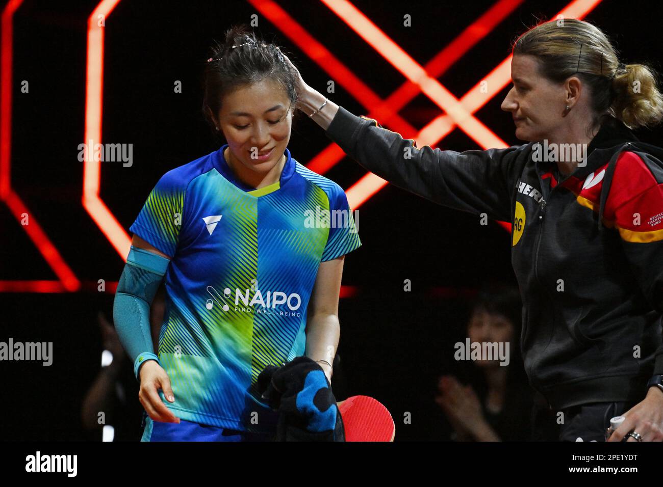 Singapour. 15th mars 2023. Han Ying (L) d'Allemagne réagit avec son entraîneur après avoir remporté le match des femmes célibataires de 16 contre Chen Xingtong de Chine au World Table tennis (WTT) Singapore Smash à Singapour sur 15 mars 2023. Crédit: Puis Chih Wey/Xinhua/Alay Live News Banque D'Images