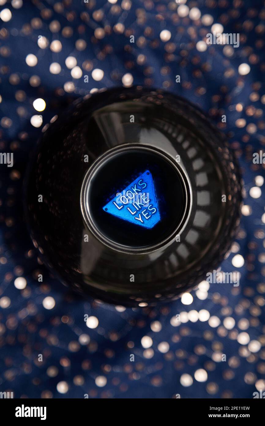 Jeu de boule magique pour prédire l'avenir dit ressemble à Oui à une question. Le jouet qui dit la fortune donne une réponse positive Banque D'Images