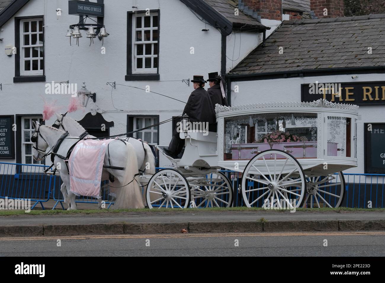 St. Elfin's Church, Warrington, Royaume-Uni - 15th mars 2023 - la funérailles a lieu à Brianna Ghey à St. Église d'Elfin à Warrington. Brianna, une fille transgenre, a été poignardée à mort à Culcheth Linear Park, Warrington, Cheshire le samedi 11th février Elle avait 16 ans. Une fille de Warrington, Cheshire, et un garçon de Leigh, Lancashire, tous deux âgés de 15 ans, ont été accusés de son meurtre. Credit Mark Lear / Alamy Live News Banque D'Images