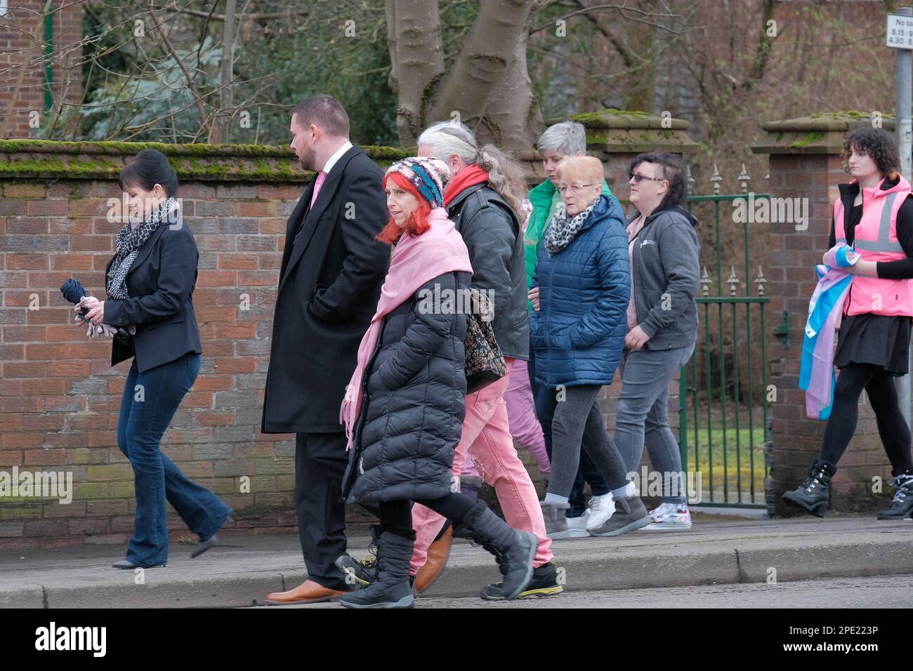 St. Elfin's Church, Warrington, Royaume-Uni - 15th mars 2023 - la funérailles a lieu à Brianna Ghey à St. Église d'Elfin à Warrington. Brianna, une fille transgenre, a été poignardée à mort à Culcheth Linear Park, Warrington, Cheshire le samedi 11th février Elle avait 16 ans. Une fille de Warrington, Cheshire, et un garçon de Leigh, Lancashire, tous deux âgés de 15 ans, ont été accusés de son meurtre. Credit Mark Lear / Alamy Live News Banque D'Images