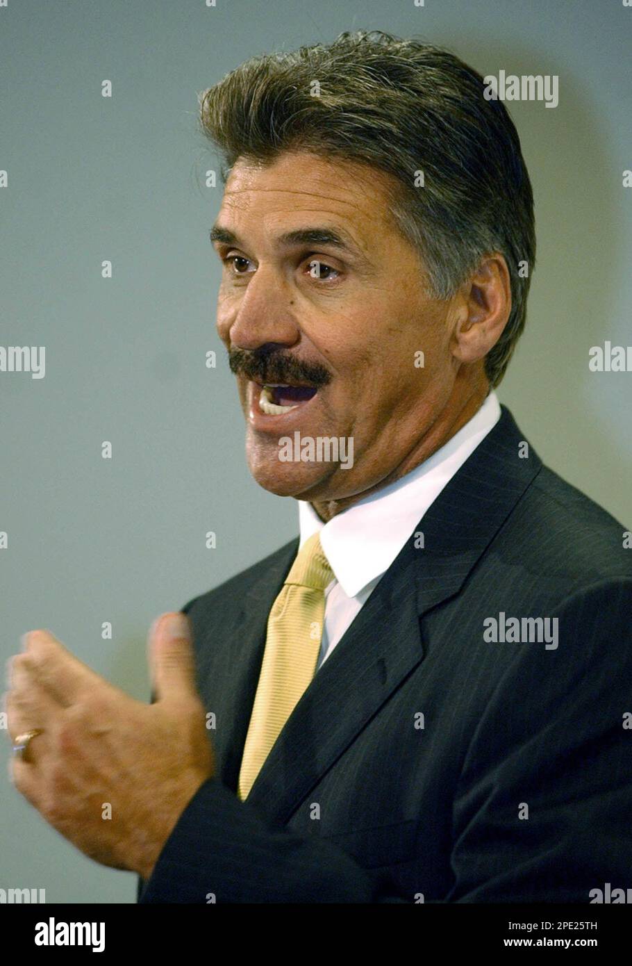 University of Pittsburgh football coach Dave Wannstedt getsures as he addresses a news conference where he was announced as the new coach on December 23, 2004. The new coach has had a good recruiting start in his home region getting virtually all the top prospects in western Pa.. He has non-binding commitments for 11 Pa. high school players, compared to none for Penn State. (AP Photo/Keith Srakocic) Banque D'Images
