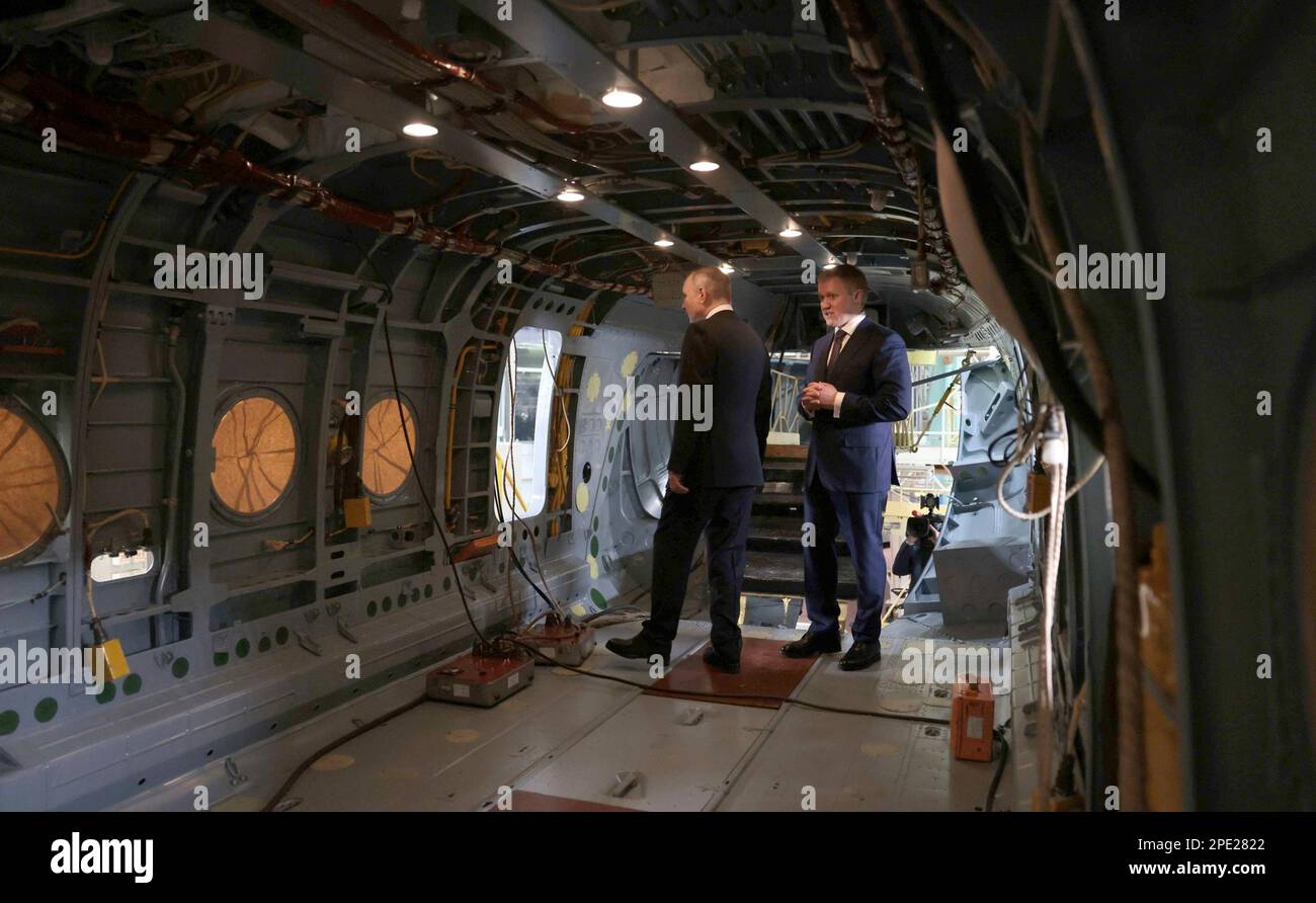 Ulan-Ude, Russie. 14th mars 2023. Le président russe Vladimir Poutine, à gauche, inspecte l'intérieur d'un hélicoptère en production avec le PDG Alexei Kozlov, à droite, à l'usine d'aviation d'Ulan-Ude, 14 mars 2023 à Ulan-Ude, Buryatia, en Russie. Credit: Mikhail Metzel/Kremlin Pool/Alamy Live News Banque D'Images Ulan-Ude, Russie. 14th mars 2023. Le président russe Vladimir Poutine, à gauche, inspecte l'intérieur d'un hélicoptère en production avec le PDG Alexei Kozlov, à droite, à l'usine d'aviation d'Ulan-Ude, 14 mars 2023 à Ulan-Ude, Buryatia, en Russie. Credit: Mikhail Metzel/Kremlin Pool/Alamy Live News Banque D'Images