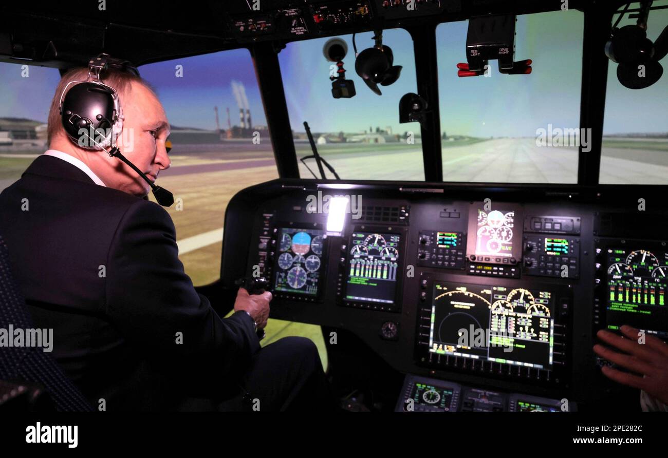 Ulan-Ude, Russie. 14th mars 2023. Le président russe Vladimir Poutine pilote un simulateur d'hélicoptère mi-171A2 au centre de formation de l'usine d'aviation d'Ulan-Ude, 14 mars 2023, à Ulan-Ude, Buryatia, Russie. Credit: Mikhail Metzel/Kremlin Pool/Alamy Live News Banque D'Images