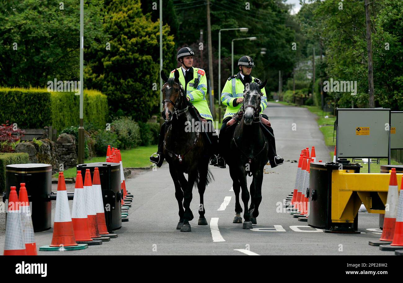 Mounted British police officers pass through a checkpoint setup near the Gleneagles Hotel, near Auchterarder in Scotland, ahead of the forthcoming G8 summit, Sunday July 3, 2005. A five-mile (eight-kilometer) ring of steel, 10,000 police on standby, observation towers, and a no-fly zone; Gleneagles Hotel was locked down Sunday as a sophisticated G8 security operation to protect the world's most powerful men came into force. (AP Photo/Matt Dunham) Banque D'Images