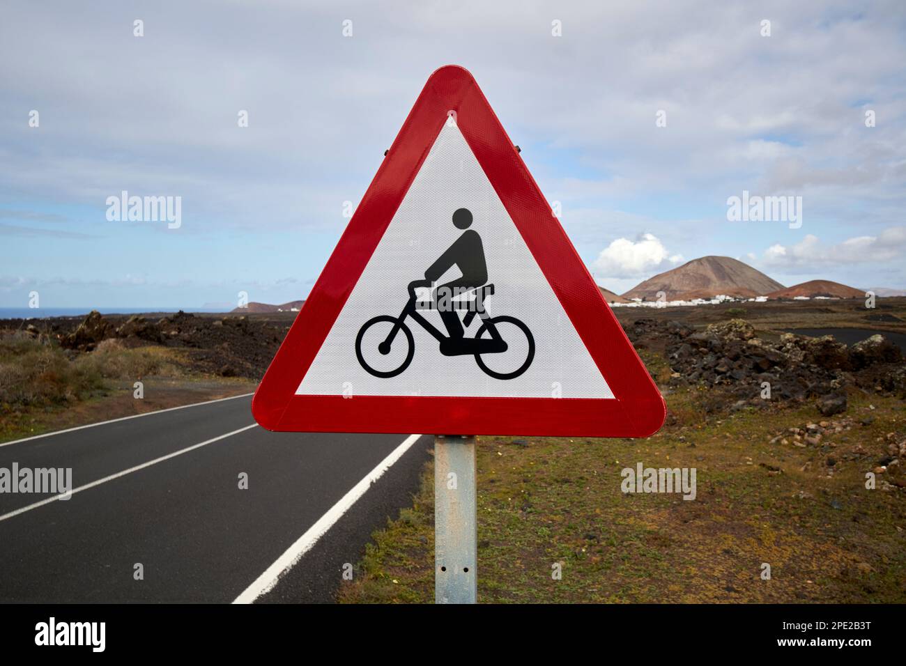 Avertissement pour les cyclistes sur une route à vélo dans la campagne de Lanzarote, îles Canaries, Espagne Banque D'Images