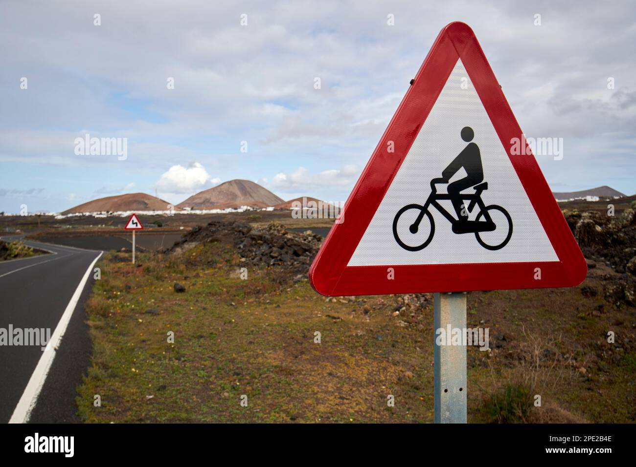 Avertissement pour les cyclistes sur une route à vélo dans la campagne de Lanzarote, îles Canaries, Espagne Banque D'Images