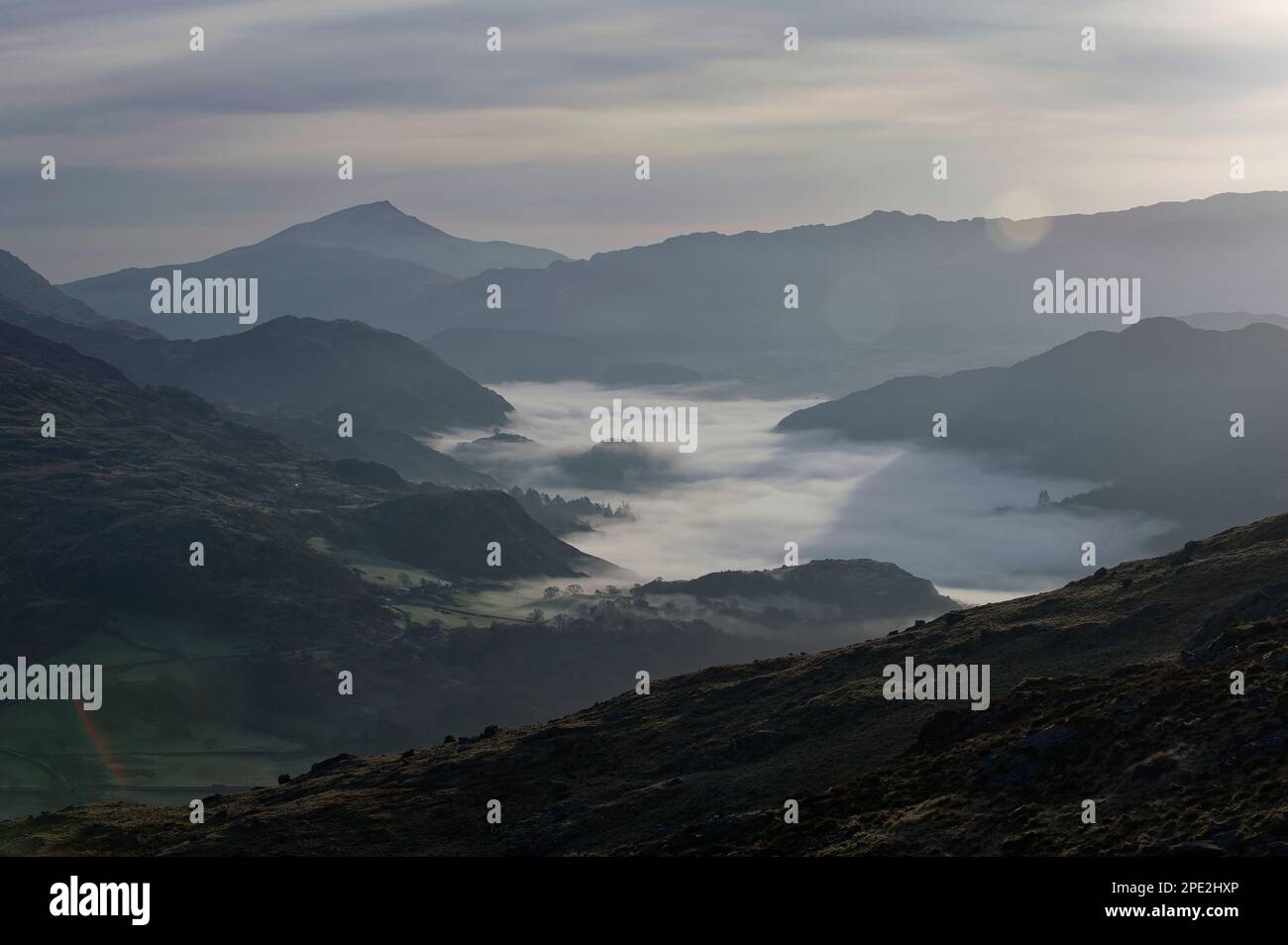 Snowdonia lever de soleil spectaculaire avec brume dans la vallée en contrebas Banque D'Images