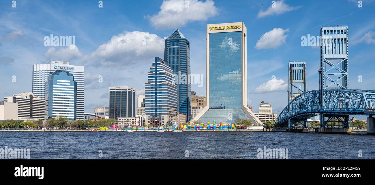 Jacksonville, Floride, vue sur la ville le long de la rue Johns River depuis le Southbank Riverwalk avec vue sur de nombreux bâtiments du centre financier. (ÉTATS-UNIS) Banque D'Images