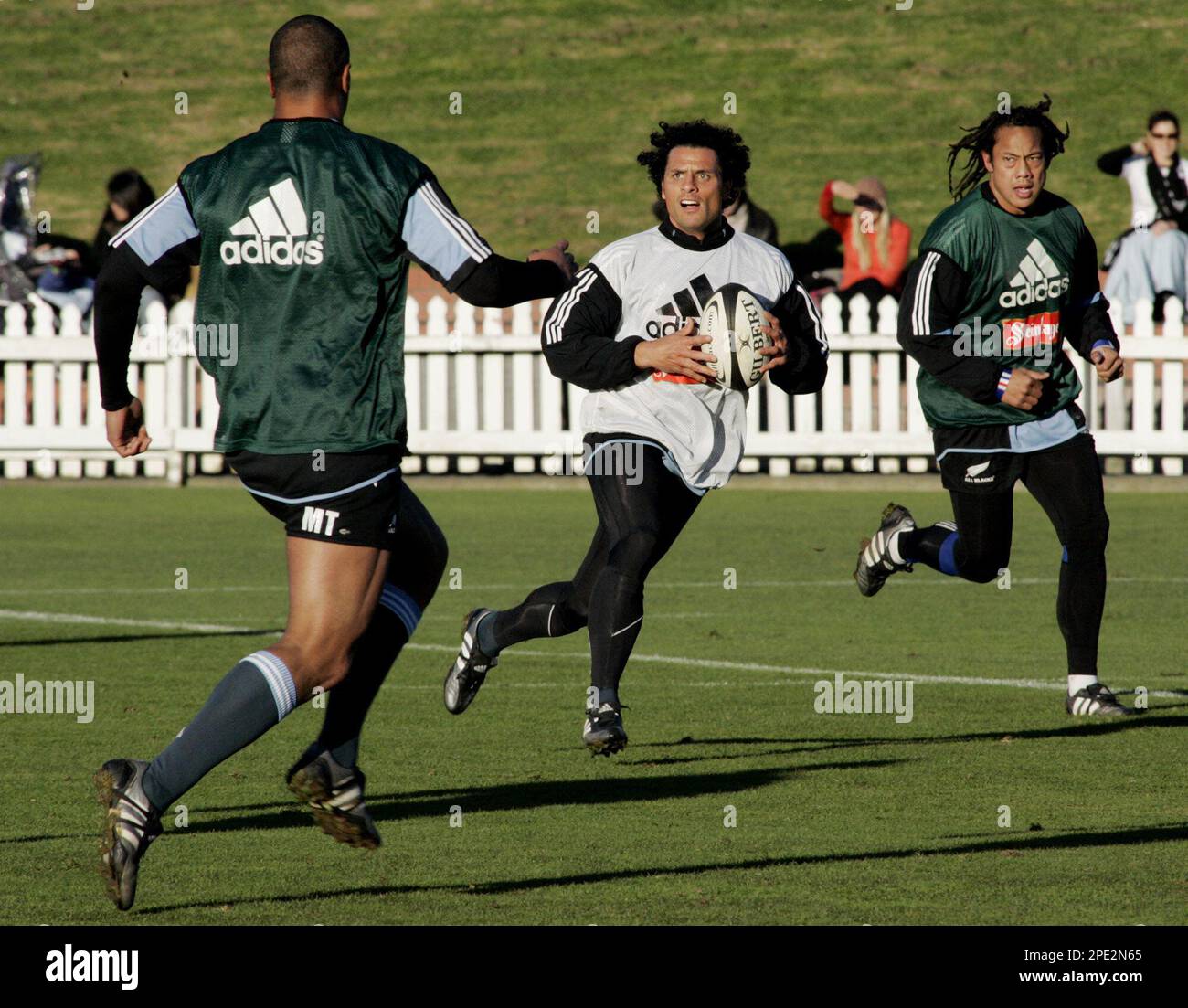All Black winger Doug Howlett , center, looks for support as teammates Tana Umaga, right, and Mose Tuiali'i, left, look on during a open public training session in Wellington, New Zealand, Monday, June 27, 2005. The All Blacks are preparing for the second test against the British and Irish Lions here on Saturday July 2 after defeating the Lions in the first test 21-3. (AP Photo/Mark Baker) Banque D'Images